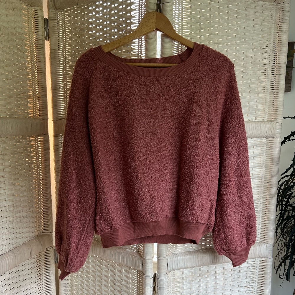 Crop sweater, bell sleeves, crew neck.
